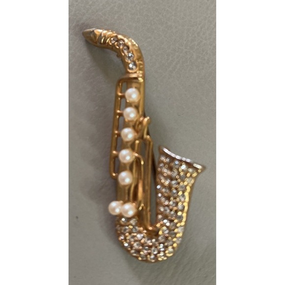 The Unbranded Brand Jewelry - Vintage Gold Tone Metal Faux Pearls‎ Clear Rhinestone Saxophone Brooch Pin